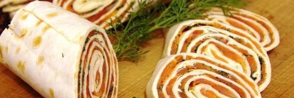 пшеничный ролл с форелью и зеленью