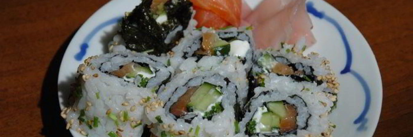 Ролл с копченым лососем