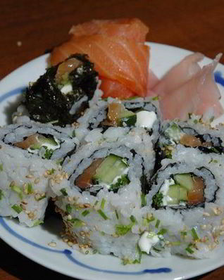 Ролл с копченым лососем