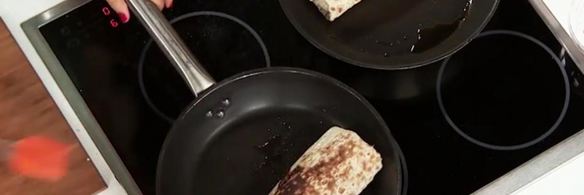 ролл с креветками и клюквенным майонезом