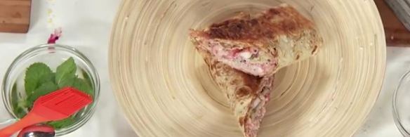 ролл с креветками и клюквенным майонезом