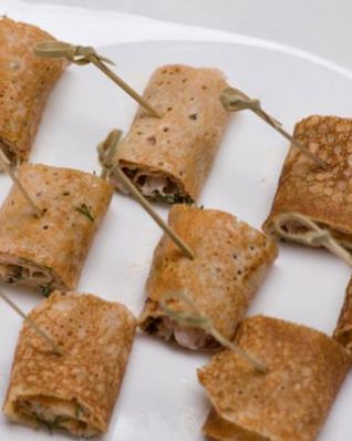 Роллы из гречневых блинов с креветками