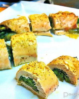 Роллы из курицы со спаржей, сыром, прошутто
