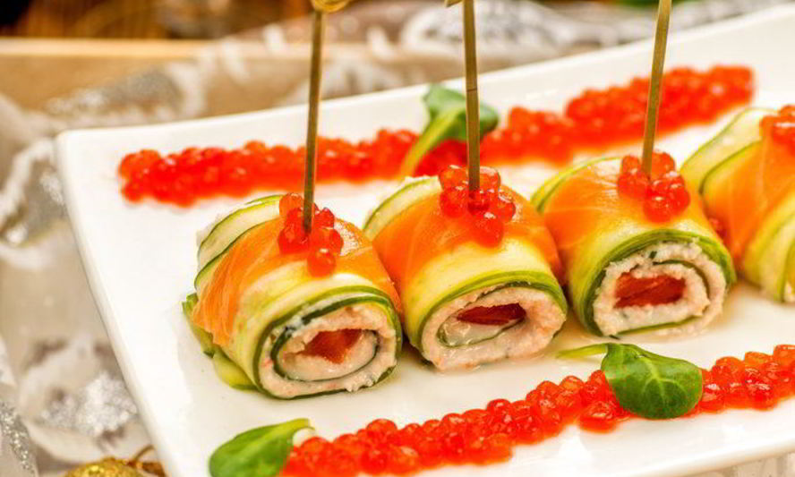 Рецепт роллов из огурца с креветками, сливочным сыром и лососем