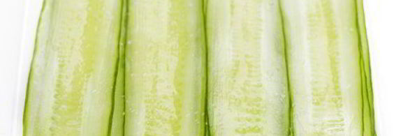 роллы из огурца с креветками, сливочным сыром и лососем