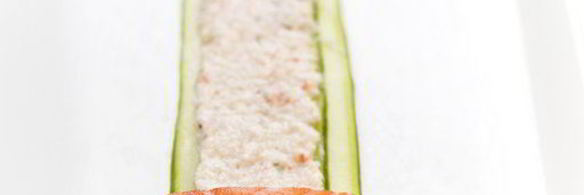 роллы из огурца с креветками, сливочным сыром и лососем