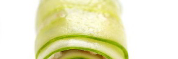 роллы из огурца с креветками, сливочным сыром и лососем