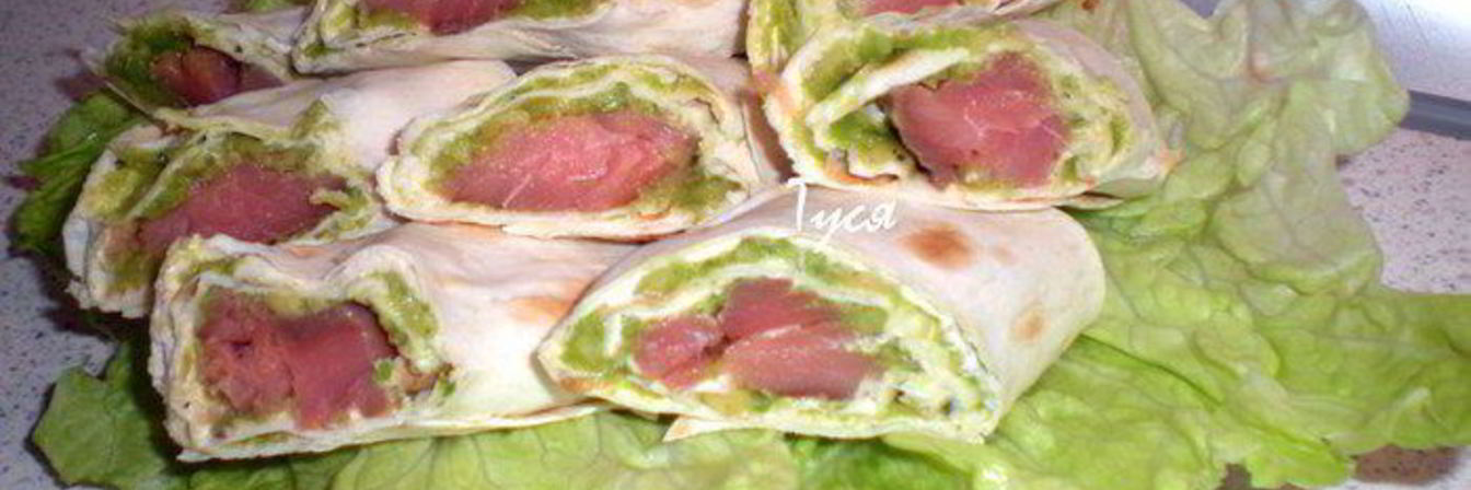 Роллы из тонкого лаваша с семгой и авокадо