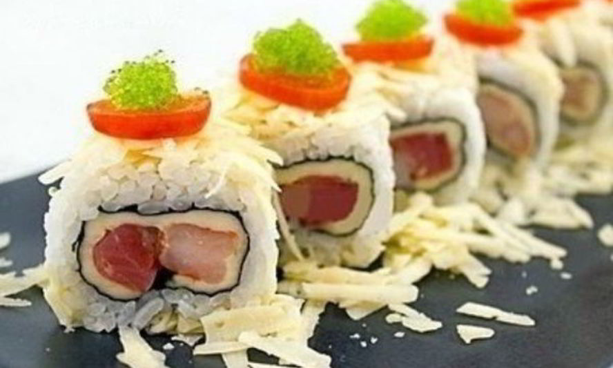 Рецепт роллов с семгой и креветками по-домашнему