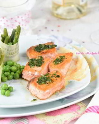 Семга с соусом эскарго и овощными роллами