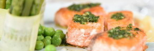 семга с соусом эскарго и овощными роллами