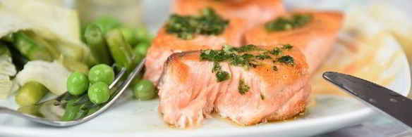 семга с соусом эскарго и овощными роллами