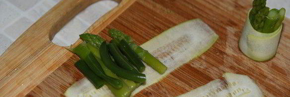 семга с соусом эскарго и овощными роллами