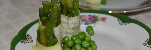 семга с соусом эскарго и овощными роллами