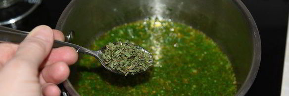 семга с соусом эскарго и овощными роллами