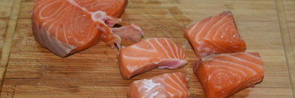 семга с соусом эскарго и овощными роллами