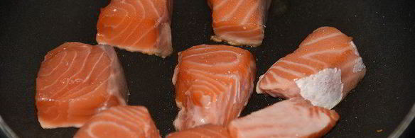 семга с соусом эскарго и овощными роллами