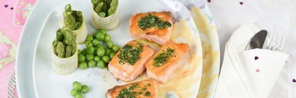 семга с соусом эскарго и овощными роллами