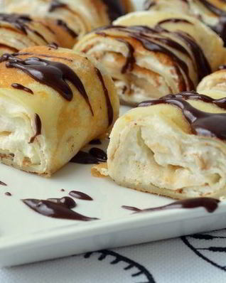 Сладкие роллы из рисовых блинчиков с бананово-творожным кремом и шоколадным соусом