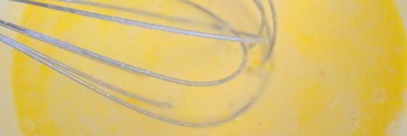 сладкие роллы из рисовых блинчиков с бананово-творожным кремом и шоколадным соусом