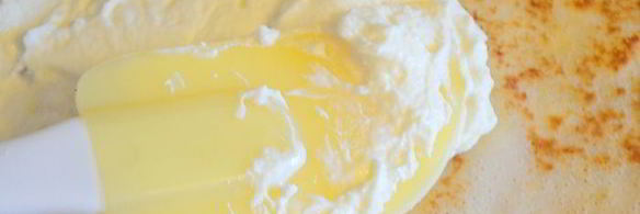 сладкие роллы из рисовых блинчиков с бананово-творожным кремом и шоколадным соусом