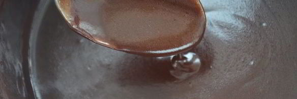 сладкие роллы из рисовых блинчиков с бананово-творожным кремом и шоколадным соусом