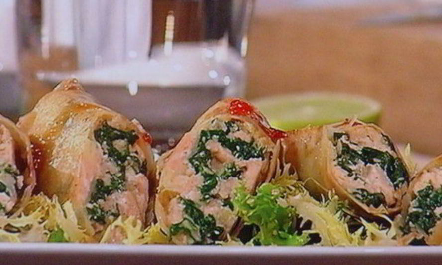 Рецепт спринга-роллов с лососем и свежим шпинатом