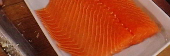 спринг-роллы с лососем и свежим шпинатом