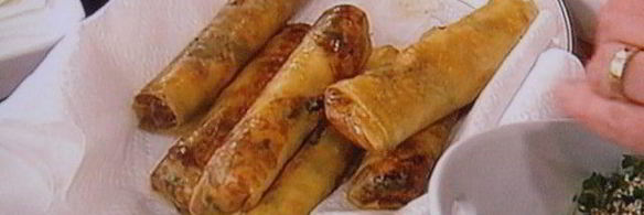 спринг-роллы с лососем и свежим шпинатом