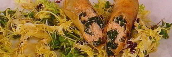 спринг-роллы с лососем и свежим шпинатом