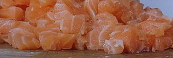 спринг-роллы с лососем и свежим шпинатом