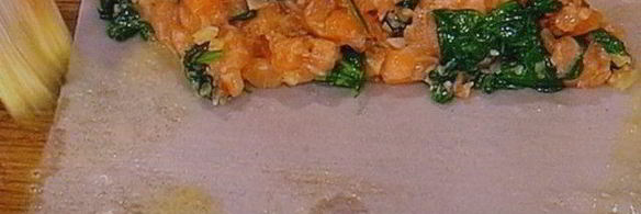 спринг-роллы с лососем и свежим шпинатом