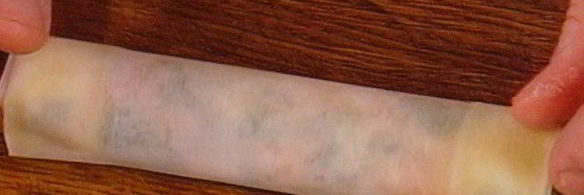 спринг-роллы с лососем и свежим шпинатом