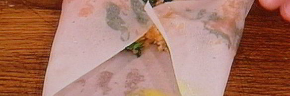 спринг-роллы с лососем и свежим шпинатом