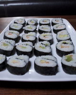 Суши роллы с красной рыбкой