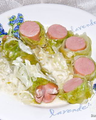 Капустные рулетики в луково-сметанном соусе