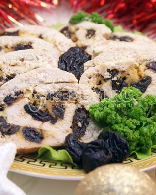 Куриный рулет с черносливом и сыром