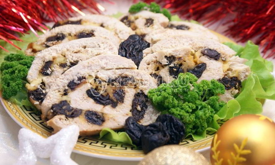 Рецепт куриного рулета с черносливом и сыром