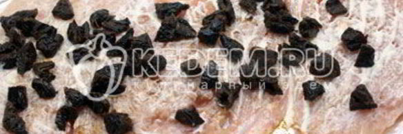 куриный рулет с черносливом и сыром