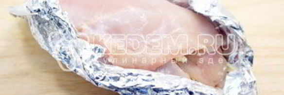 куриный рулет с черносливом и сыром