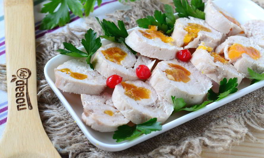 Рецепт куриных колбасок-рулетиков с курагой