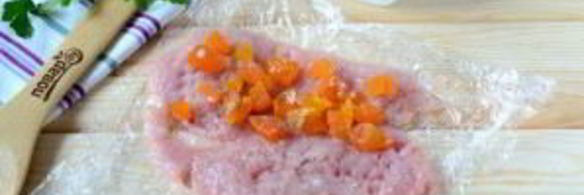 куриные колбаски-рулетики с курагой