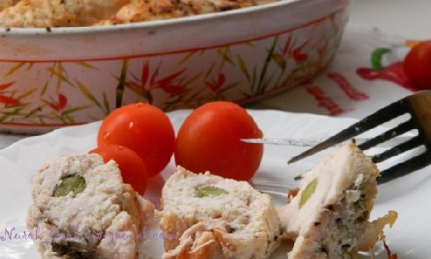 Рецепт куриных рулетиков с маринованными огурчиками запеченные в сметане
