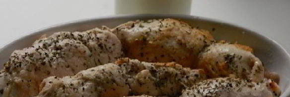 куриные рулетики с маринованными огурчиками запеченные в сметане