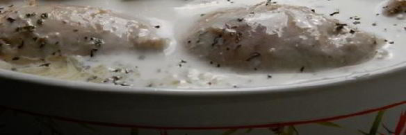 куриные рулетики с маринованными огурчиками запеченные в сметане