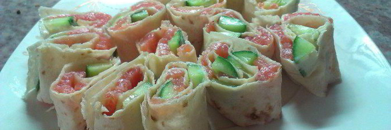 Рулет из лаваша с семгой и огурцом