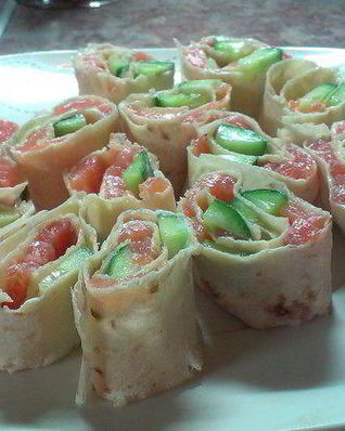 Рулет из лаваша с семгой и огурцом