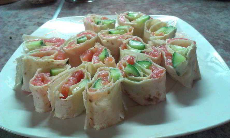 Рецепт рулета из лаваша с семгой и огурцом