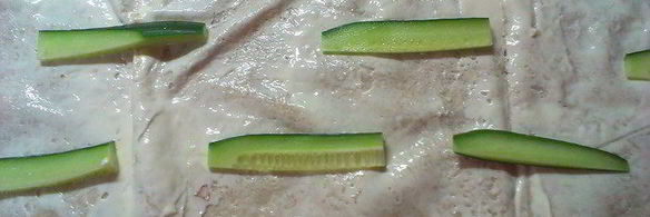 рулет из лаваша с семгой и огурцом