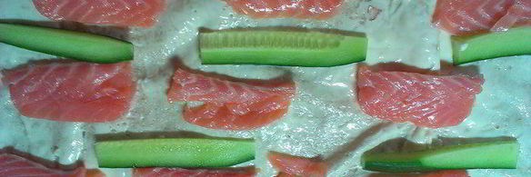 рулет из лаваша с семгой и огурцом